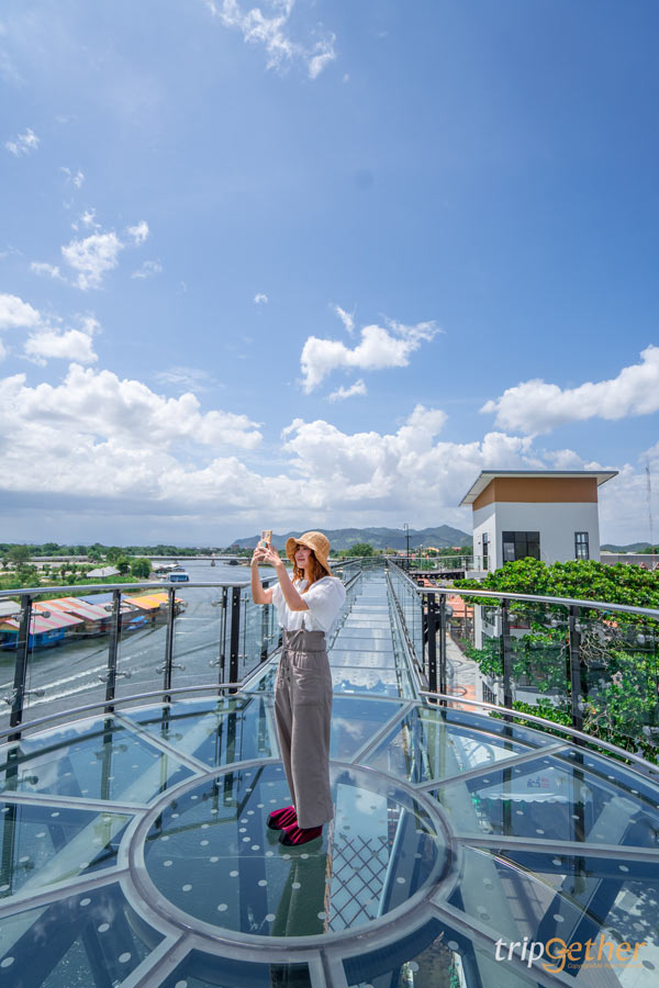 Skywalk กาญจนบุรี ตอนกลางคืน แสงสีสวยฉ่ำ บรรยากาศดีมาก!