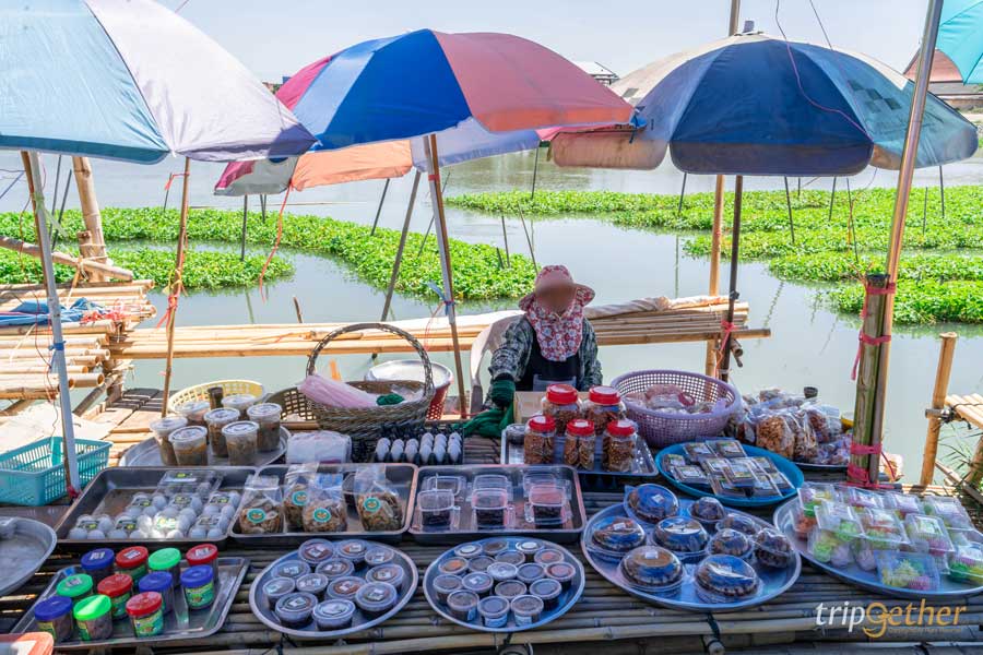 ตลาดสะพานโค้งสุ่มปลายักษ์