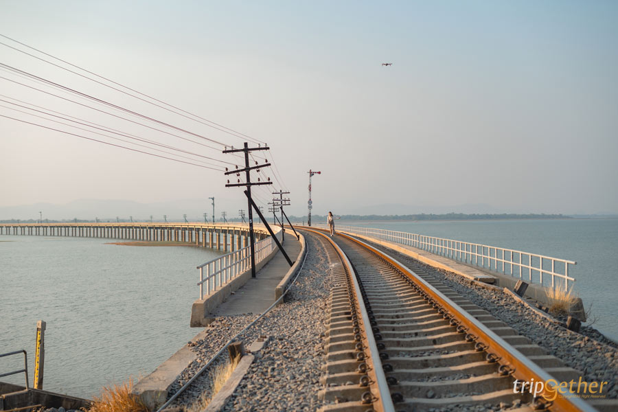 ทางรถไฟลอยน้ำโคกสลุง ลพบุรี