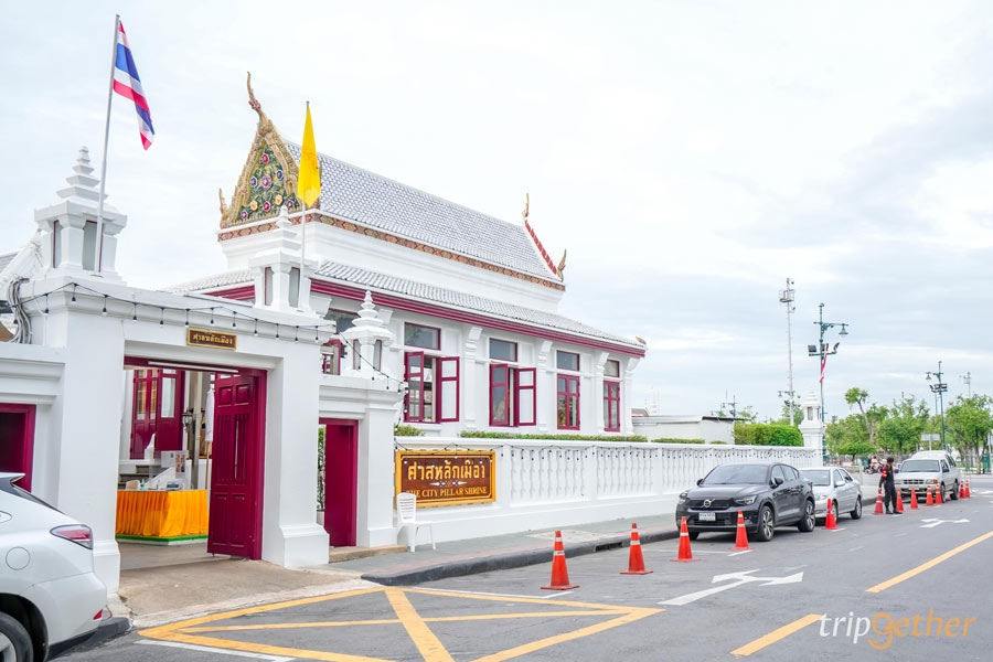 ศาลหลักเมือง ใกล้พระบรมมหาราชวัง